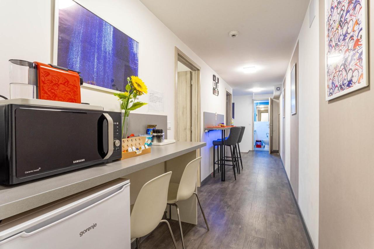 Rakoczi 4 Bedroom Centre Apartment — Photos 3