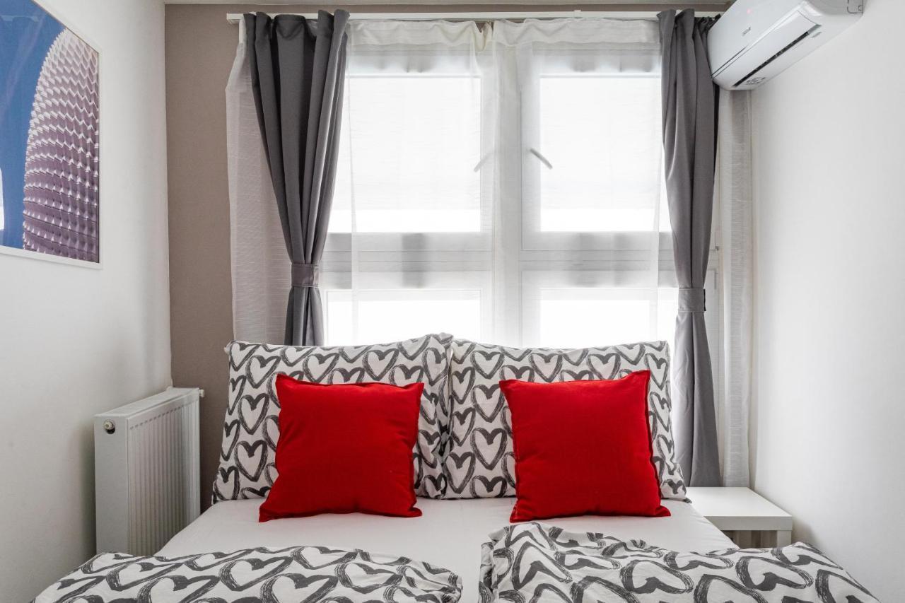 Rakoczi 4 Bedroom Centre Apartment — Photos 1